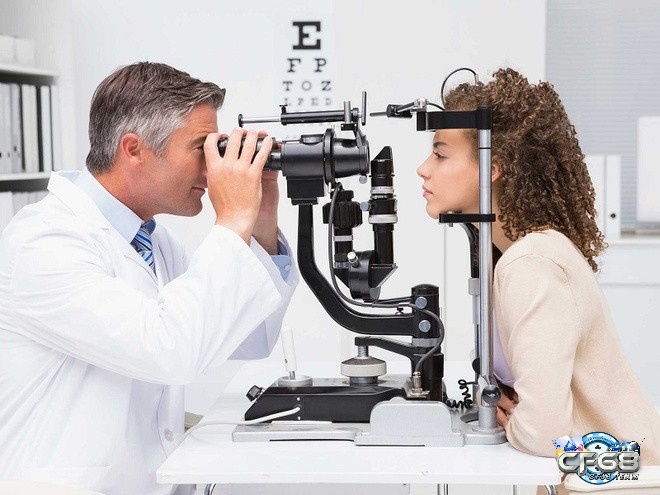 Hình ảnh kiểm tra mắt cận của người bệnh bằng máy đo